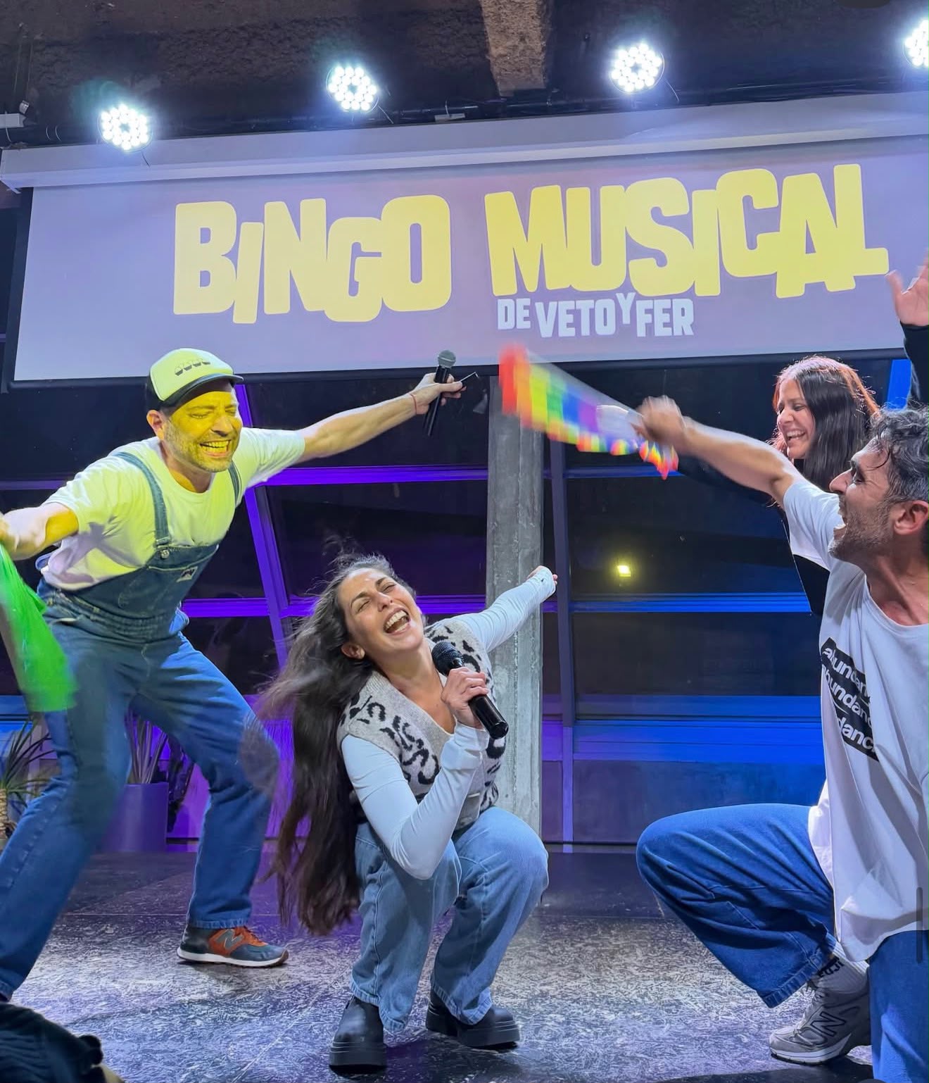 Participantes bailan junto a Veto y Fer durante el show