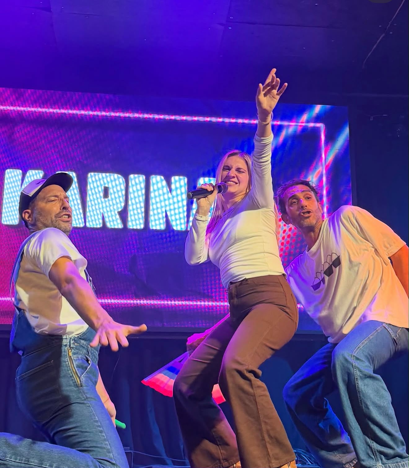 Una participante canta junto a Veto y Fer en el escenario