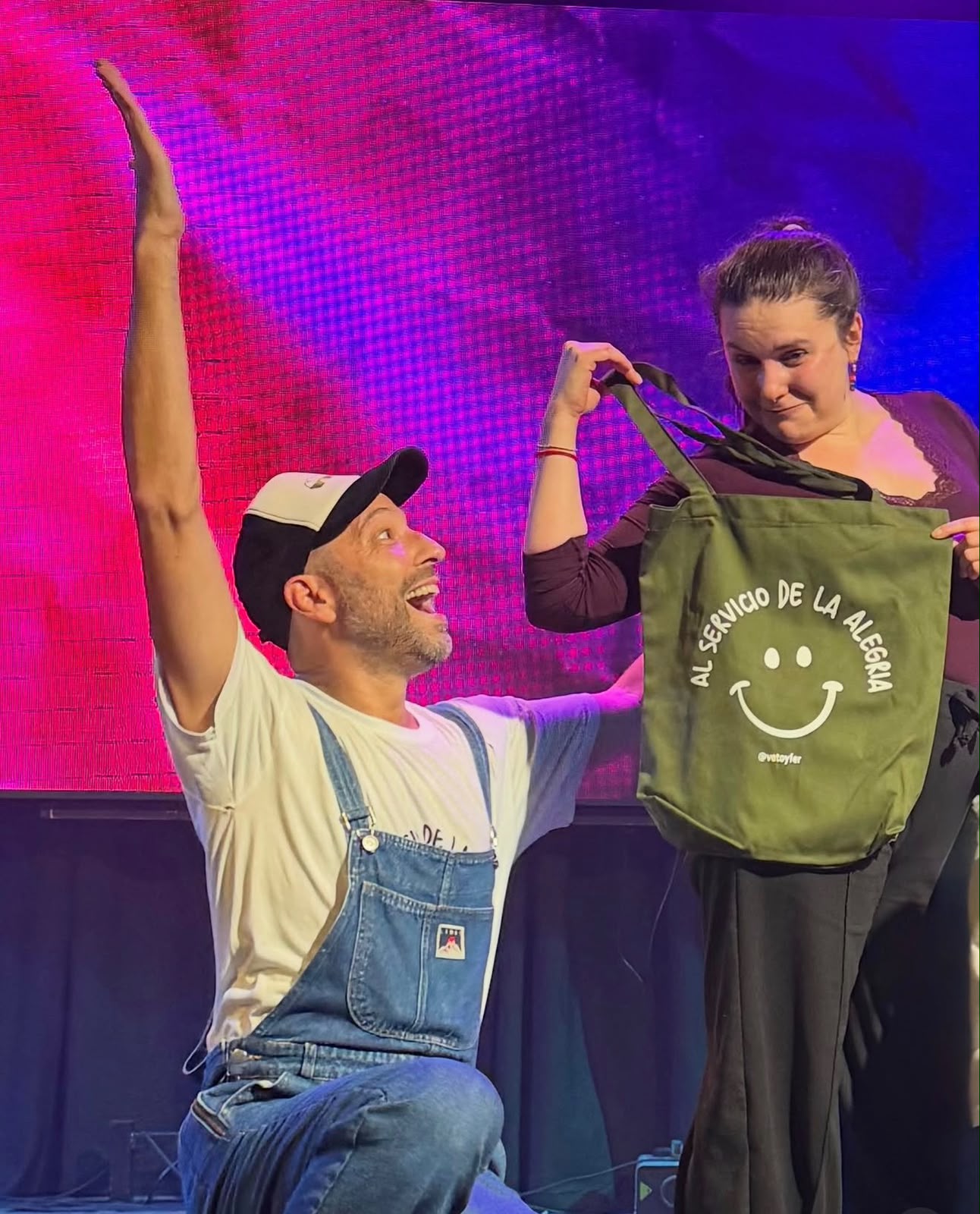 Veto y una participante muestran uno de los premios del Bingo Musical